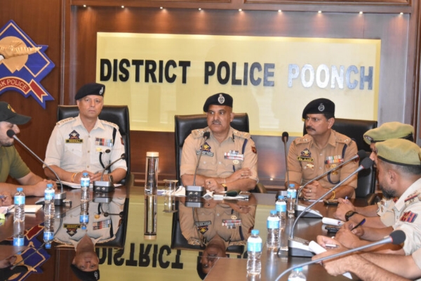 DIG Visits Areas Along LoC In J&K’s Poonch, Reviews Security Situation