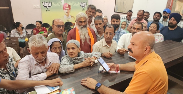 Yudhvir holds Public Darbar, ensures timely redressal of public issues