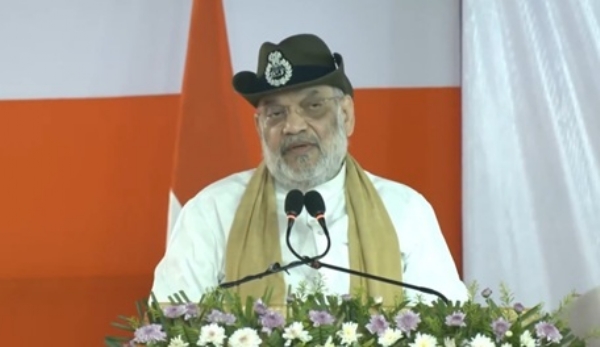 गुरुजी को श्रद्धांजलि अर्पित करने के बाद बीएसएफ के कार्यक्रम को संबोधित करते हुए केंद्रीय गृह मंत्री अमित शाह ।