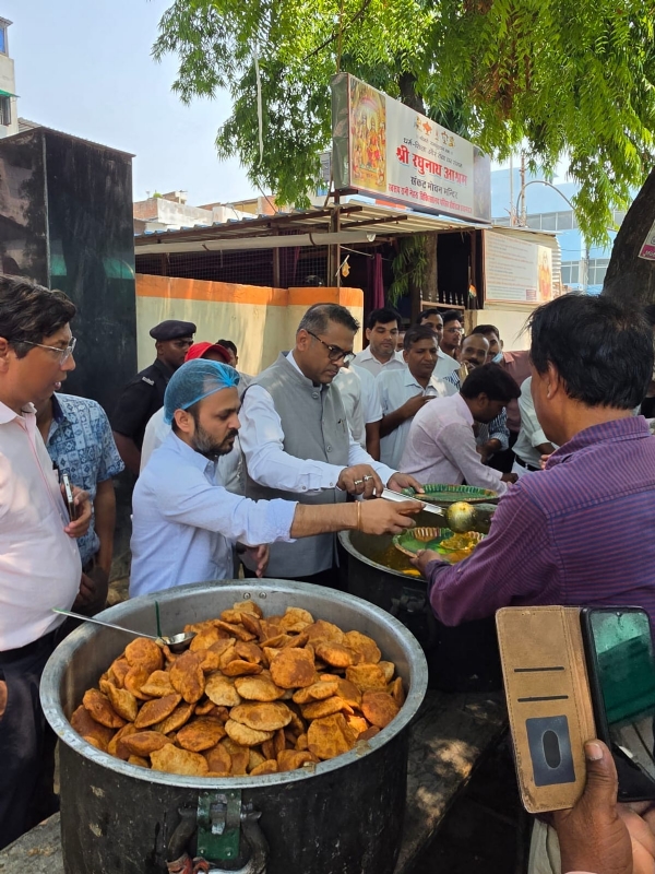 More than 1,000 people, including doctors, staff, patients, attendants, and the general public, took part in the feast