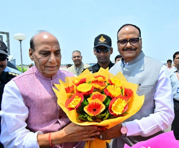 Brajesh Pathak welcomed Defense Minister at Chaudhary Charan Singh International Airport