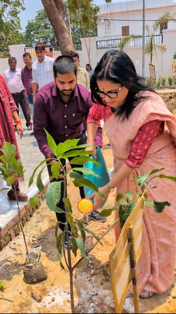Director General of School Education, Monika Rani, Joint Director of Education (Samagra Shiksha) planting tree