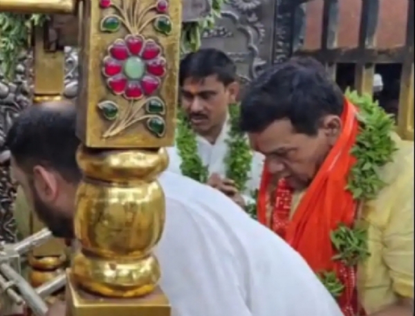 AK Sharma visited Maa Vindhyavasini Temple on Friday