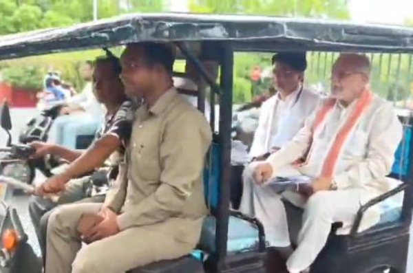 Suresh Kr Khanna commuting via e-rickshaw to save fuel