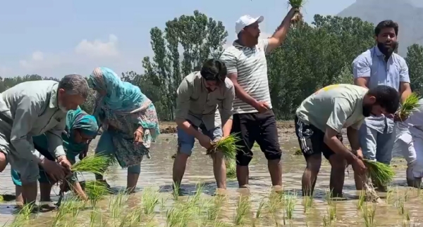 Pulwama PDP MLA Join Protest Against Jk Govt’s Attempts To Evict Land Tillers Pulwama PDP MLA Join Protest Against Jk Govt’s Attempts To Evict Land Tillers
