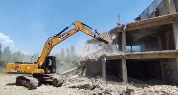 District Administration Kulgam Launches Demolition Drive Against NH-444 Encroachments