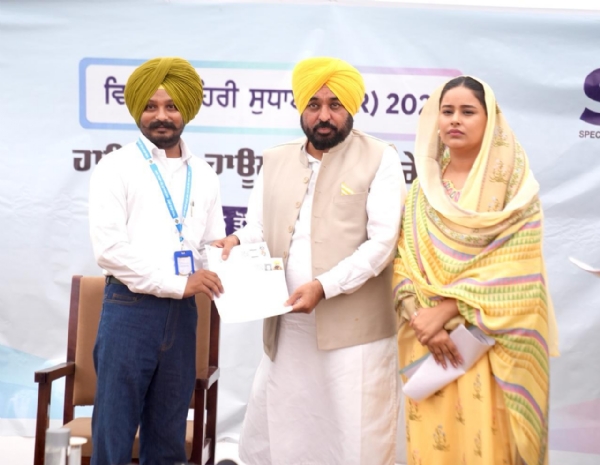Chief Minister Bhagwant Singh Mann filling SIR