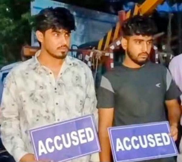 अवैध बर्मी सिगरेट की खेप के साथ दो गिरफ्तार आरोपितों की तस्वीर।