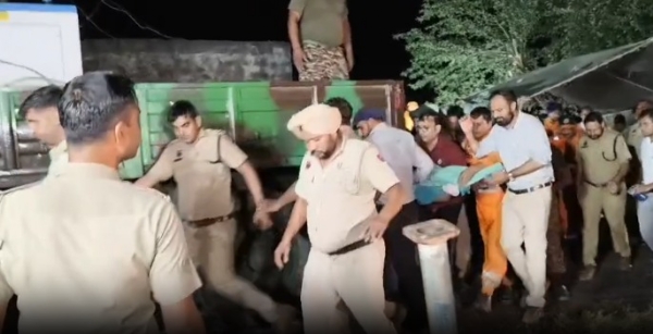 ਬੋਰਵੈਲ ’ਚੋਂ ਕੱਢਣ ਉਪਰੰਤ ਡਾਕਟਰੀ ਸਹਾਇਤਾ ਲਈ ਲੈ ਕੇ ਜਾਂਦੇ ਹੋਏ।