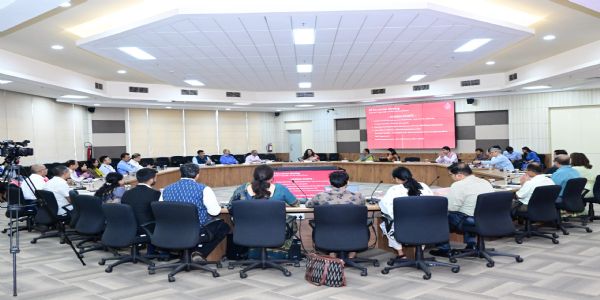 Chief Secretary Reviews Policy, Development and AI Initiatives in High-Level Secretariat Meeting