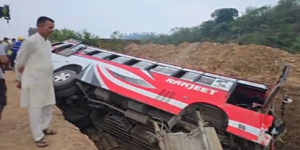 7 passengers injured in bus accident