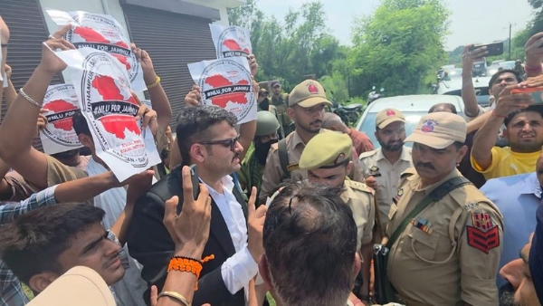 Students protesting at Hiranagar during DyCM’s meeting