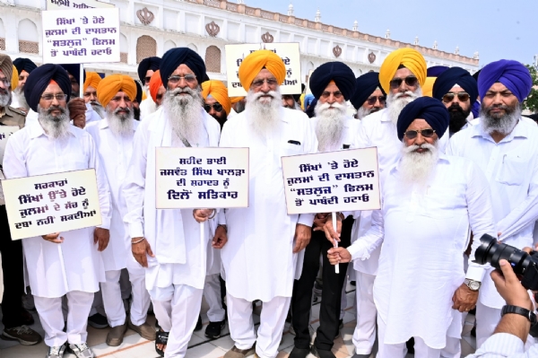 ‘ਸਤਲੁਜ’ ’ਤੇ ਲਗਾਈ ਪਾਬੰਦੀ ਵਿਰੁੱਧ ਸ਼੍ਰੋਮਣੀ ਕਮੇਟੀ ਵੱਲੋਂ ਕੱਢੇ ਰੋਸ ਮਾਰਚ ’ਚ ਸ਼ਾਮਲ ਪ੍ਰਧਾਨ ਧਾਮੀ ਤੇ ਮੈਂਬਰ। ‘ਸਤਲੁਜ’ ’ਤੇ ਲਗਾਈ ਪਾਬੰਦੀ ਵਿਰੁੱਧ ਸ਼੍ਰੋਮਣੀ ਕਮੇਟੀ ਵੱਲੋਂ ਕੱਢੇ ਰੋਸ ਮਾਰਚ ’ਚ ਸ਼ਾਮਲ ਪ੍ਰਧਾਨ ਧਾਮੀ ਤੇ ਮੈਂਬਰ।