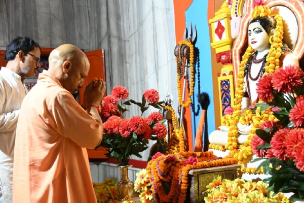 UP CM performing worship of Lord Guru Gorakhnath at the Gorakhnath Temple