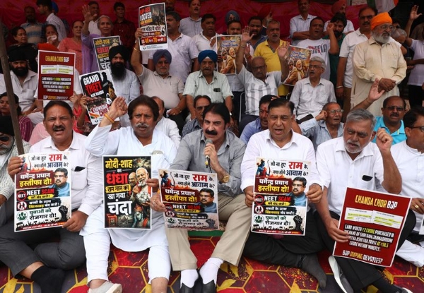 Cong staging protest at Nanak Nagar in Jammu Cong staging protest at Nanak Nagar in Jammu