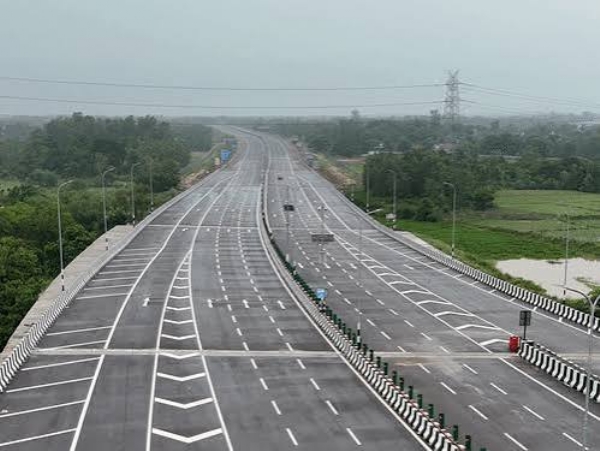 Drivers traveling on expressway at speeds of up to 120 kilometers per hour Drivers traveling on expressway at speeds of up to 120 kilometers per hour