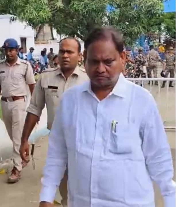 Humayun Kabir going to Rejinagar Police Station Humayun Kabir going to Rejinagar Police Station