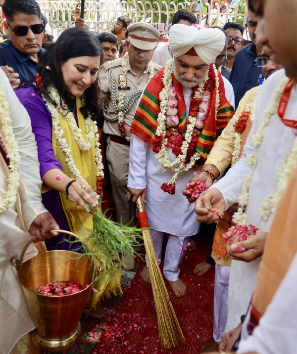 Delhi Lieutenant Governor Taranjit Singh Sandhu performs the traditional Chhera Pahara ritual during the 48th Annual Rath Yatra of Lord Jagannath on Thursday. Delhi Lieutenant Governor Taranjit Singh Sandhu performs the traditional Chhera Pahara ritual during the 48th Annual Rath Yatra of Lord Jagannath on Thursday.