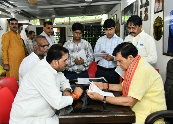 Minister A.K. Sharma holds public hearing held at his official residence in Lucknow Minister A.K. Sharma holds public hearing held at his official residence in Lucknow