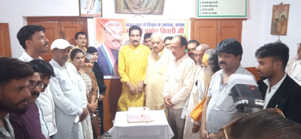 City Congress Committee celebrated the birthday of the Deputy Leader of Opposition in Rajya Sabha, Pramod Tiwari City Congress Committee celebrated the birthday of the Deputy Leader of Opposition in Rajya Sabha, Pramod Tiwari