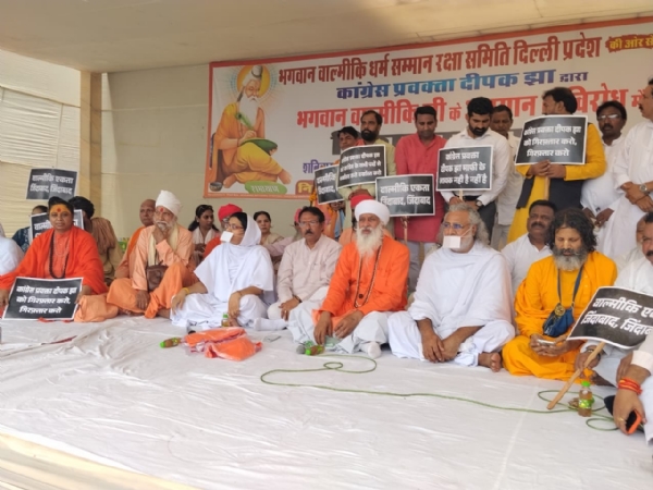 Delhi BJP President Harsh Malhotra participated in the protest organised by the Valmiki Dharma Samman Raksha Committee. Delhi BJP President Harsh Malhotra participated in the protest organised by the Valmiki Dharma Samman Raksha Committee.