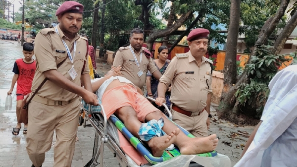 Volunteers from St. John Ambulance Brigade treating devotees Volunteers from St. John Ambulance Brigade treating devotees