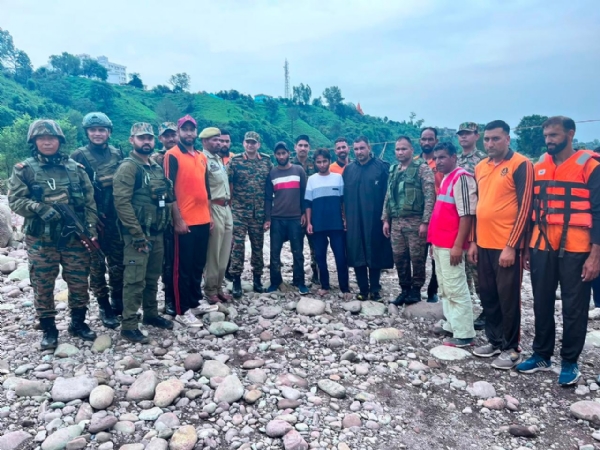 Fourteen Stranded People Rescued From Swollen Rivers In Jammu, Rajouri Fourteen Stranded People Rescued From Swollen Rivers In Jammu, Rajouri