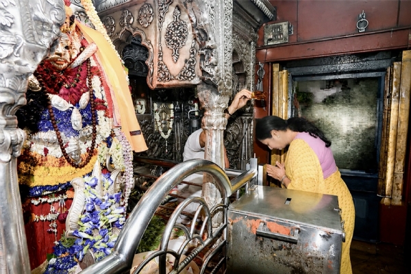 Delhi CM visits Kashi Vishwanath Temple in Varanasi Delhi CM visits Kashi Vishwanath Temple in Varanasi