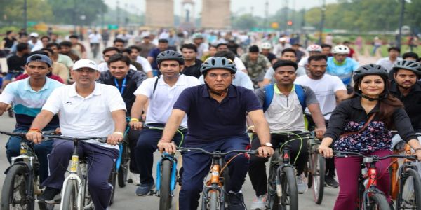 Dr Mansukh Mandaviya Promotes Cycling to Reduce Fossil Fuel Dependence During ‘Fit India Sundays on Cycle’ Campaign