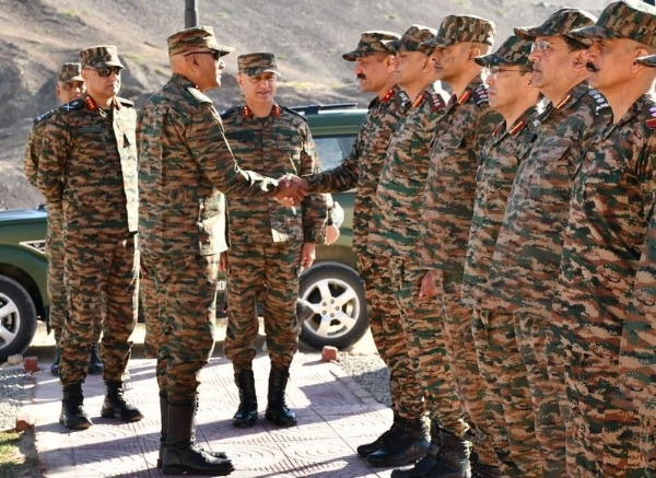 Army Commander Visits Ladakh Frontline, Asks Troops To Train Harder Army Commander Visits Ladakh Frontline, Asks Troops To Train Harder
