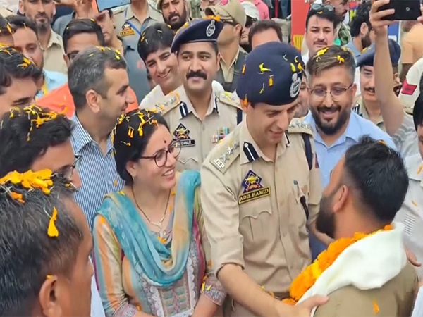 First Batch Of Amarnath Pilgrims Welcomed With Flower Petals In Kashmir First Batch Of Amarnath Pilgrims Welcomed With Flower Petals In Kashmir