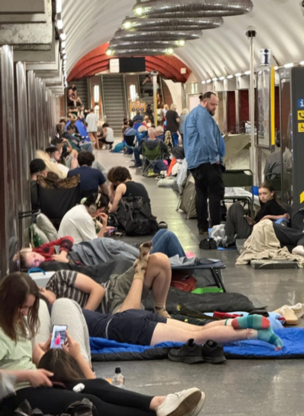 Some residents took shelter overnight at the Palats Ukraina Metro Station in Kyiv, the capital of Ukraine. Photo: The Kyiv Independent.