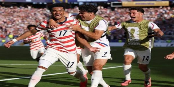 United States Hold Firm With 10 Men to Beat Bosnia and Herzegovina 2-0, Set Up Belgium Clash