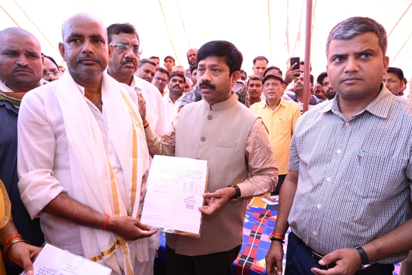 Minister Nandi hands over cheque of Rs 15L to victims Minister Nandi hands over cheque of Rs 15L to victims