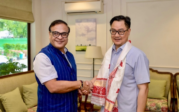 असम के मुख्यमंत्री डॉ. हिमंत बिस्व सरमा गुरुवार को नई दिल्ली में केंद्रीय संसदीय कार्य एवं अल्पसंख्यक कार्य मंत्री किरेन रिजिजू से उनके आधिकारिक आवास पर मुलाकात करते हुए।
