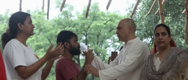 CJP chief Abhijeet Dipke ended his hunger strike by drinking water at Jantar Mantar. CJP chief Abhijeet Dipke ended his hunger strike by drinking water at Jantar Mantar.