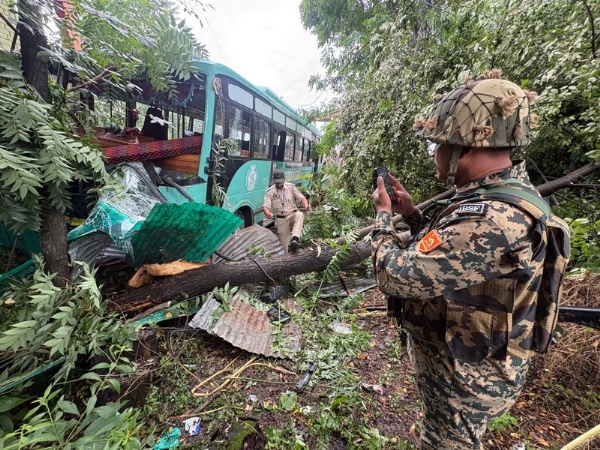 Four BSF Personnel Sustain Minor Injuries After Bus Hits Electric Pole In Wanpoh Four BSF Personnel Sustain Minor Injuries After Bus Hits Electric Pole In Wanpoh