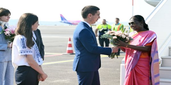 President Droupadi Murmu Arrives in Moldova, Deputy PM Mihai Popșoi Welcomes Her