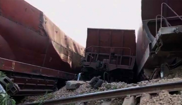 In Pakistan’s Matiari district of Sindh province, both up and down railway lines were blocked on Sunday due to this incident. Photo: Duniya News In Pakistan’s Matiari district of Sindh province, both up and down railway lines were blocked on Sunday due to this incident. Photo: Duniya News