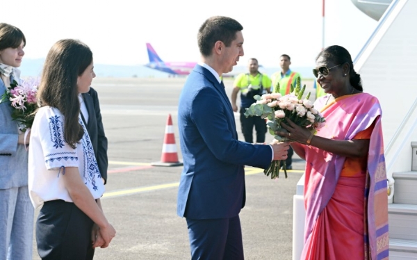 PMoldova’s Deputy Prime Minister and Foreign Minister Mihai Popșoi welcomes President Droupadi Murmu upon her arrival in the Moldovan capital, Chișinău. PMoldova’s Deputy Prime Minister and Foreign Minister Mihai Popșoi welcomes President Droupadi Murmu upon her arrival in the Moldovan capital, Chișinău.