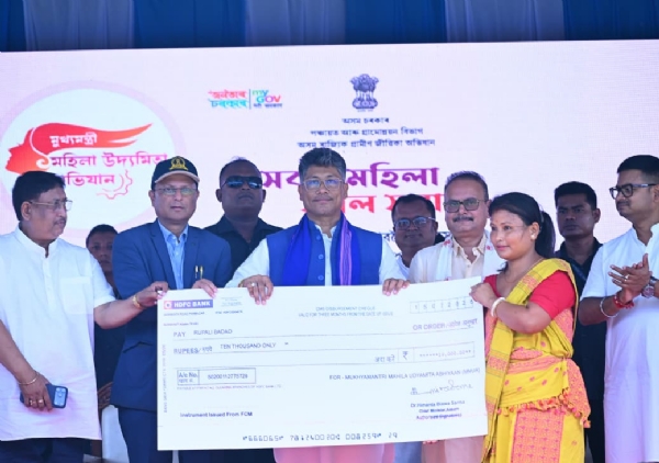 महिलाओं को एमएमयूए योजना के चेक वितरित करते हुए असम सरकार के मंत्री पीयूष हजारिका। महिलाओं को एमएमयूए योजना के चेक वितरित करते हुए असम सरकार के मंत्री पीयूष हजारिका।