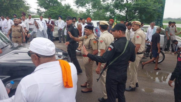 Police stopping farmers from marching to Delhi. Police stopping farmers from marching to Delhi.