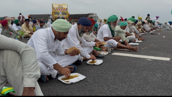 Farmers eating langar on the Delhi-Katra Expressway in Kaithal, Haryana. Farmers eating langar on the Delhi-Katra Expressway in Kaithal, Haryana.