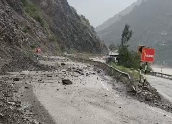 Fresh Landslides Disrupt Jammu-Srinagar Highway; Restoration Work Underway At Multiple Locations Fresh Landslides Disrupt Jammu-Srinagar Highway; Restoration Work Underway At Multiple Locations