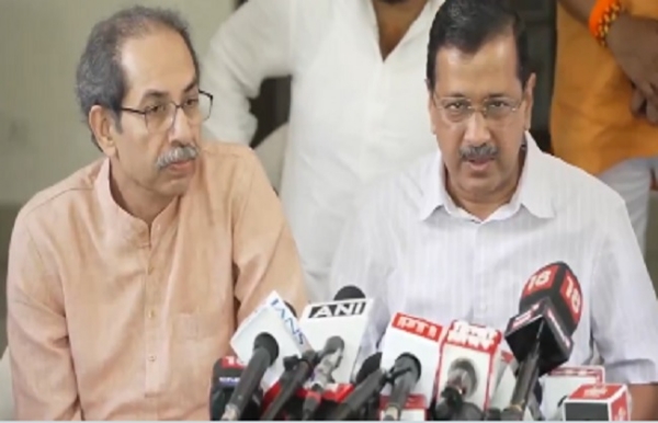 Udhav Thackeray with Arvind Kejriwal