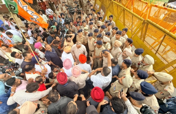 ਪੰਜਾਬ ਕਾਂਗਰਸ ਦੇ ਮੁੱਖ ਦਫ਼ਤਰ ਅੱਗੇ ਪ੍ਰਦਰਸ਼ਨ ਕਰਦੇ ਹੋਏ ਪੰਜਾਬ ਭਾਜਪਾ ਪ੍ਰਧਾਨ ਤੇ ਸੀਨੀਅਰ ਆਗੂ।