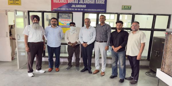 Vigilance Bureau nabs Senior Assistant red handed accepting bribe of Rs. 5,000