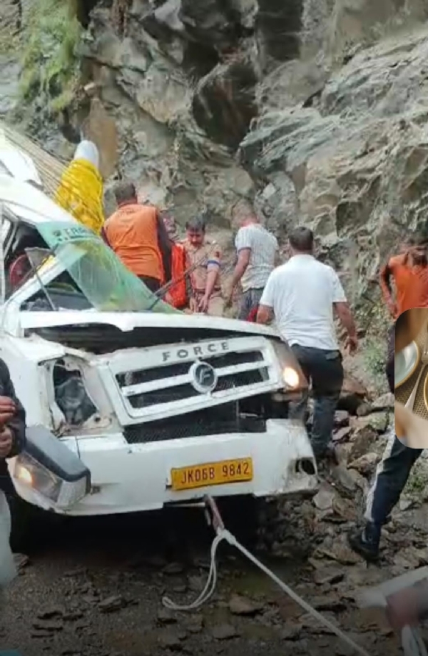 Several Injured As Shooting Stone Hits Tempo On Jammu-Srinagar Highway At Ramsoo Several Injured As Shooting Stone Hits Tempo On Jammu-Srinagar Highway At Ramsoo
