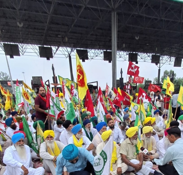 Farmers protesting at Ladhowal toll plaza Ludhiana