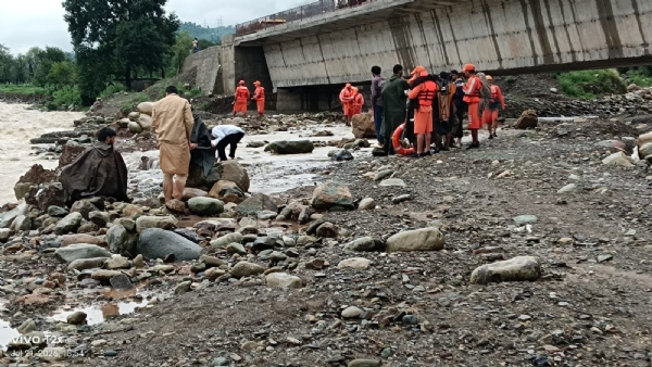 INDIAN ARMY CONDUCTS SEARCH AND RESCUE OPERATION IN FLOOD-AFFECTED AT PLANGARH, RAJOURI INDIAN ARMY CONDUCTS SEARCH AND RESCUE OPERATION IN FLOOD-AFFECTED AT PLANGARH, RAJOURI